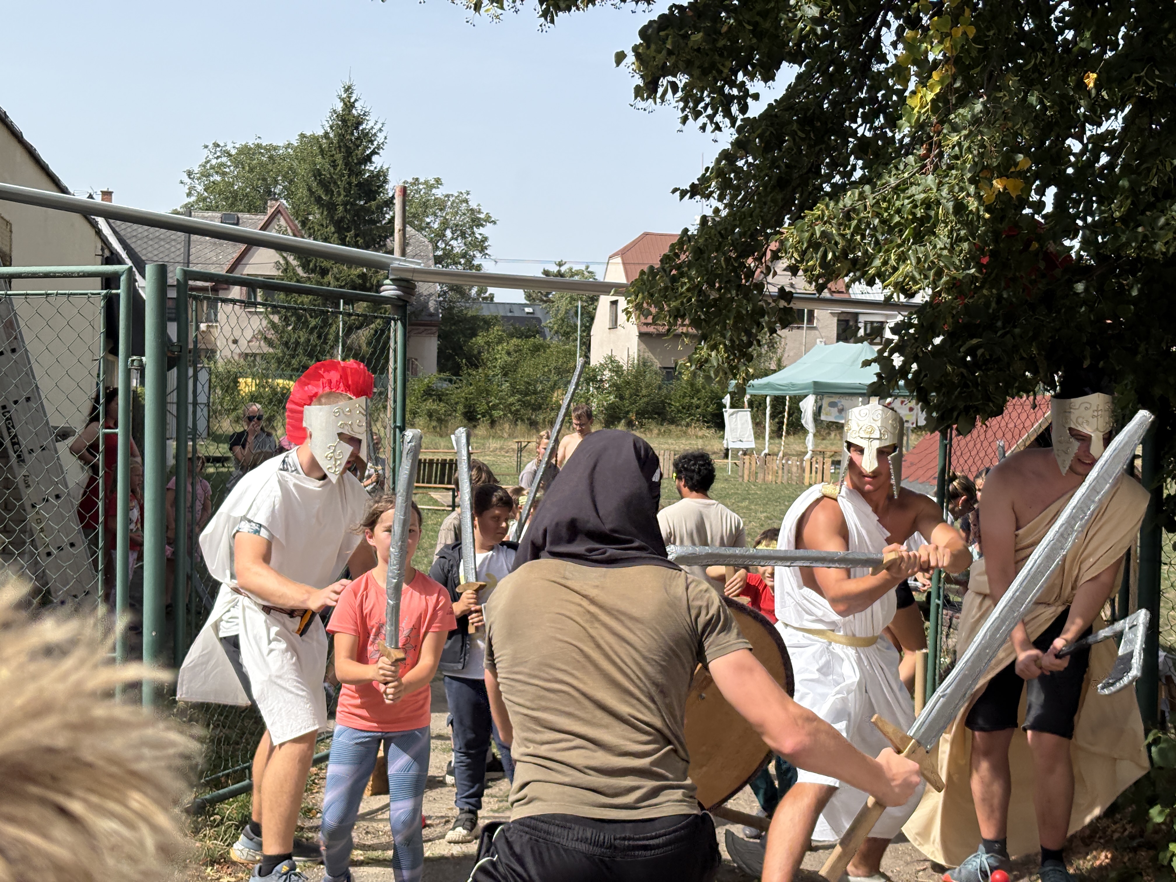 Útržek z bitvy o Řecko děti a přepadníci šermující se mečema